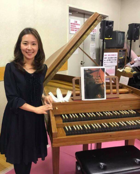 １１月３日 関内ホール1日オープンデー 「親子で学ぶピアノのしくみ」/ピアノの前身のチェンバロお姉さんです